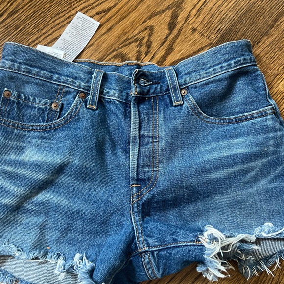 Levi’s womens jean shorts - Picture 2 of 7